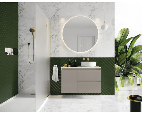 Moderná kúpeľňa s umývadlom, zrkadlom, sprchou a zelenými akcentmi