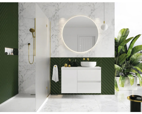 Moderná kúpeľňa so sprchou, umývadlom, okrúhlym zrkadlom a rastlinami