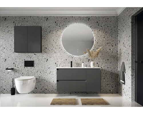 Moderná kúpeľňa s umývadlovou skrinkou, zrkadlovou skrinkou, okrúhlym zrkadlom, závesným WC a vzorovanou stenou