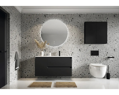 Moderná kúpeľňa s umývadlom, zrkadlom, závesnou skrinkou a toaletou pred vzorovanou stenou