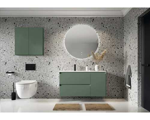 Moderná kúpeľňa s umývadlom, zrkadlom, toaletou a úložným priestorom