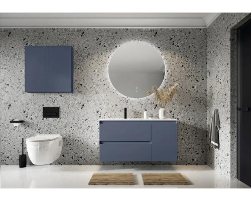 Moderná kúpeľňa s umývadlom, zrkadlovou skrinkou a toaletou pred stenou s kamenným vzorom