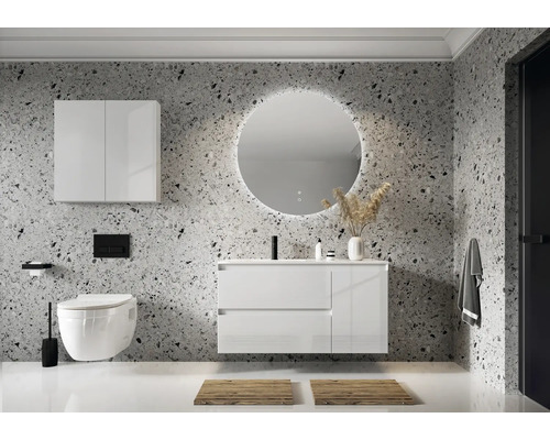 Moderná kúpeľňa s umývadlom, zrkadlom, závesnou skrinkou a toaletou pred stenou s kamenným vzorom