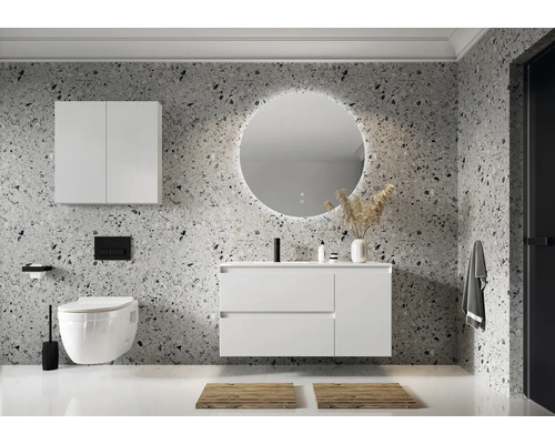 Moderná kúpeľňa s umývadlom, zrkadlom, toaletou a skrinkou