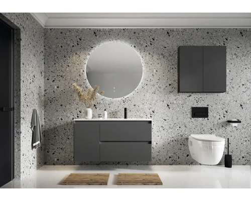 Kúpeľňa s umývadlom, zrkadlom, závesnou skrinkou a závesným WC pred teracovou stenou