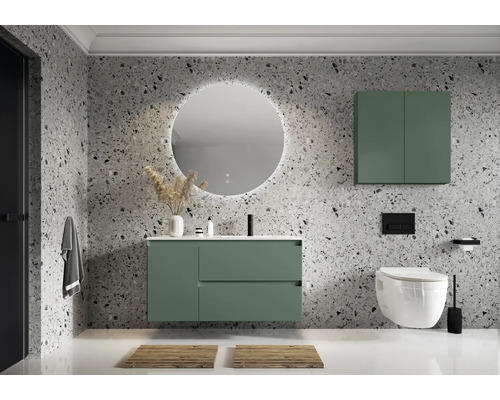 Moderná kúpeľňa s umývadlovou skrinkou, zrkadlom, závesnou skrinkou a toaletou pred vzorovanou stenou