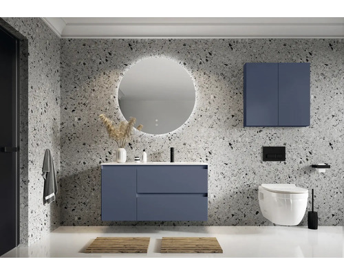 Moderná kúpeľňa s umývadlom, zrkadlovou skrinkou, toaletou a dekoráciou.