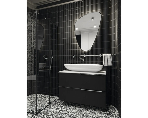 Moderná kúpeľňa so sprchou, umývadlom a neobvyklým zrkadlom