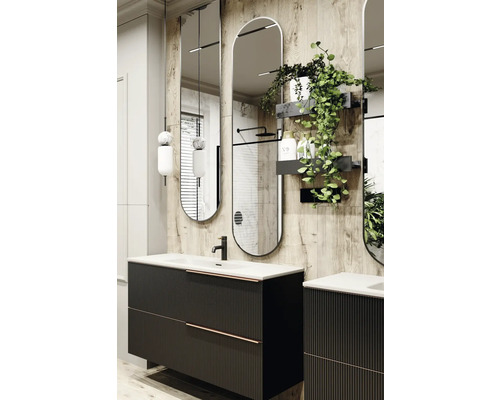 Moderná kúpeľňa s umývadlovou skrinkou, zrkadlom a rastlinami