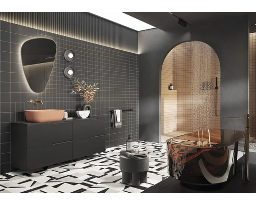 Moderná kúpeľňa s vaňou, umývadlom, zrkadlom a vzorovanými dlaždicami