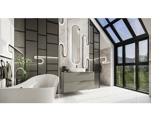 Svetlá kúpeľňa s voľne stojacou vaňou, umývadlovou skrinkou, zrkadlom a presklenou stenou