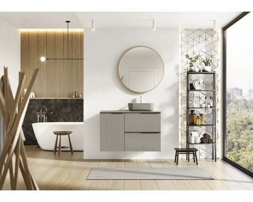 Svetlá kúpeľňa s vaňou, umývadlom, zrkadlom a regálom