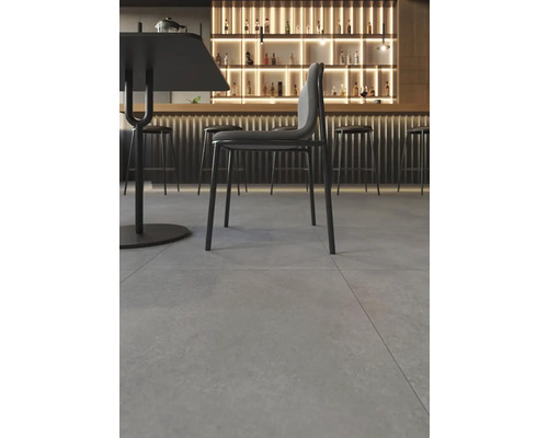 Interiérový pohľad s jedálenským stolom, stoličkami a dlažbou