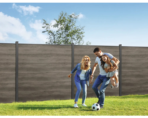 Rodina hrá futbal v záhrade s plotom na ochranu súkromia