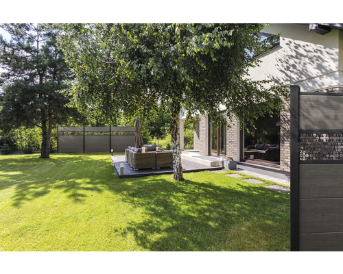 Záhrada s trávnikom, dreveným plotom a posedením na terase