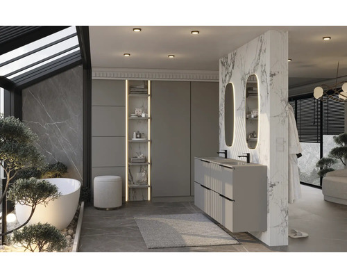 Svetlá kúpeľňa s vaňou, umývadlom, zrkadlami a policami pre moderný dizajn