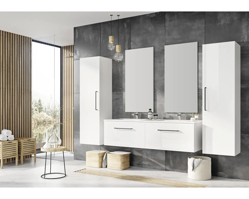 Moderná kúpeľňa s umývadlom, zrkadlami a vysokými skriňami v bielej farbe a dekoratívnymi prvkami.