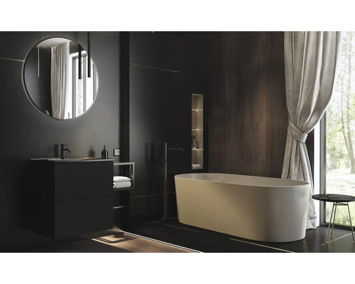 Moderná kúpeľňa s vaňou, umývadlom, zrkadlom a oknom