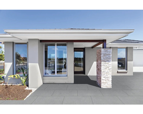 Pohľad spredu na moderný dom s kamenným pilierom a veľkými oknami