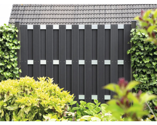 Plastový plot so striebornými akcentmi v záhrade