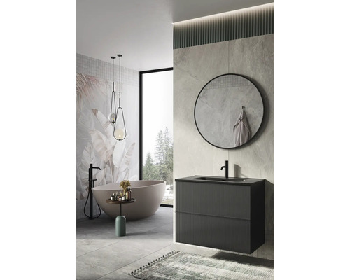 Svetlá kúpeľňa s vaňou, umývadlom a zrkadlom pre modernú atmosféru