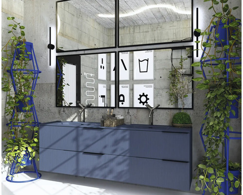 Kúpeľňa s umývadlom, zrkadlami, rastlinami a dekoratívnymi plagátmi