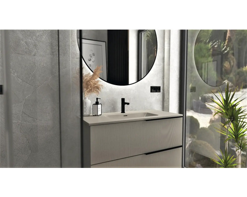 Kúpeľňa s umývadlovou skrinkou, okrúhlymi zrkadlami a dekoráciou