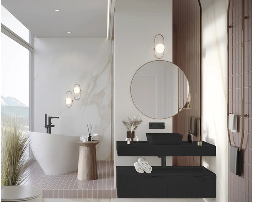 Moderná kúpeľňa s voľne stojacou vaňou, umývadlom a zrkadlom