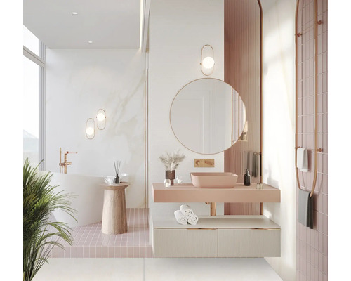 Moderná kúpeľňa s umývadlom, zrkadlom, uterákmi a doplnkami pre štýlový vzhľad