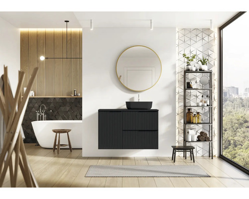 Moderná kúpeľňa s čiernou umývadlovou skrinkou, zrkadlom, vaňou a regálom.