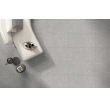 Svetlá miestnosť s podlahovými dlaždicami so vzhľadom mramoru, pohovka a dekorácie