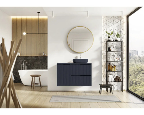 Moderná kúpeľňa s umývadlom, zrkadlom, regálom a vaňou