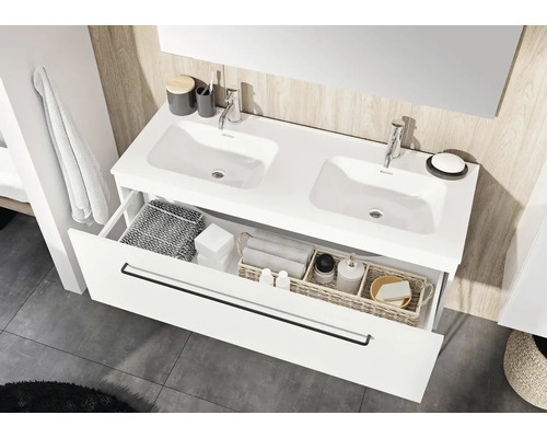 Kúpeľňa s dvojitým umývadlom, batériami a otvoreným zásuvkovým prvkom na uloženie kúpeľňových potrieb.