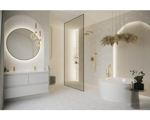 Svetlá kúpeľňa s vaňou, umývadlom a zrkadlom s osvetlením