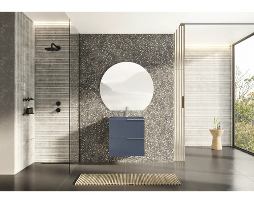 Moderná kúpeľňa so sprchou, umývadlom, zrkadlom a oknom pre svetlé prostredie.