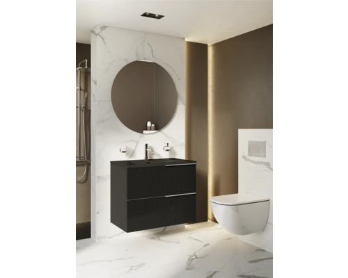 Kúpeľňa s čiernou skrinkou pod umývadlo, okrúhlym zrkadlom a závesným WC.