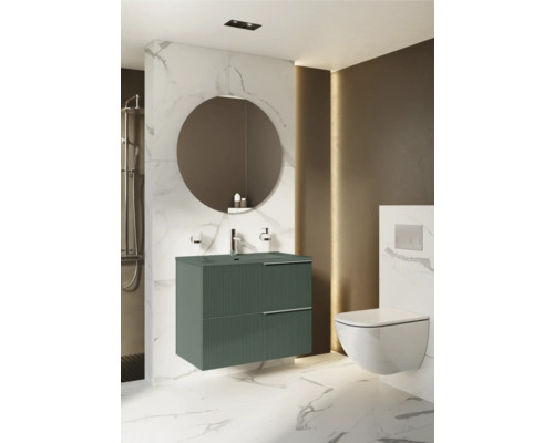 Moderná kúpeľňa s umývadlovou skrinkou, okrúhlym zrkadlom a závesným WC pre štýlové prostredie.