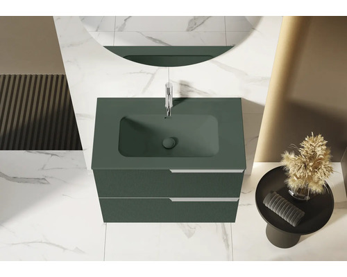 Kúpeľňa s umývadlovou skrinkou, umývadlom a zrkadlom