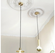 Dve závesné lampy so stropnými rozetami vo svetlej miestnosti.