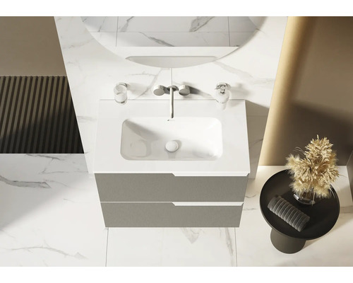 Svetlá kúpeľňa s umývadlovou skrinkou, zrkadlom a doplnkami na odkladacom stolíku