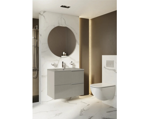 Moderná kúpeľňa s umývadlovou skrinkou, okrúhlym zrkadlom a závesným WC.