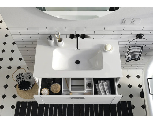 Kúpeľňové umývadlo s otvoreným zásuvkovým prvkom, doplnené o príslušenstvo pre štýlové zariadenie.