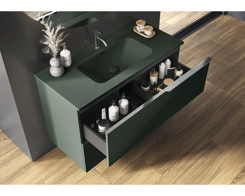 Kúpeľňa s umývadlovou skrinkou, otvorenou zásuvkou a umývadlom