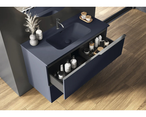 Kúpeľňa s umývadlovou skrinkou, umývadlom a otvorenou zásuvkou