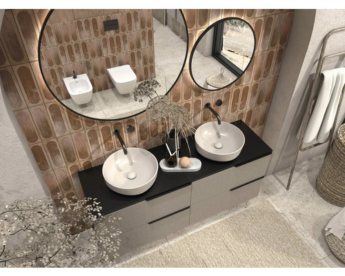 Kúpeľňa s dvoma umývadlami, zrkadlami, toaletou a bidetom