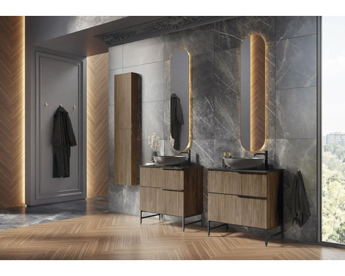 Kúpeľňa s dvomi umývadlami, zrkadlami a vysokou skriňou pred mramorovou stenou