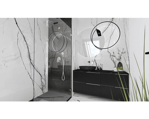 Kúpeľňa so sprchou, umývadlom a zrkadlom