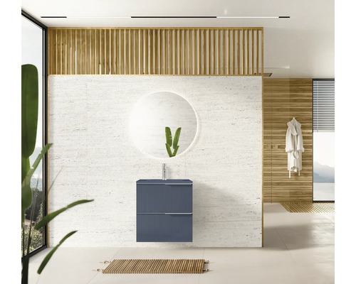 Moderná kúpeľňa s umývadlom, zrkadlom a drevenými prvkami