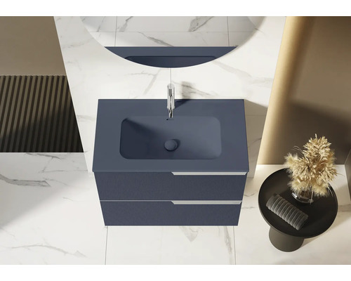 Pohľad zhora na kúpeľňu s umývadlovou skrinkou, zrkadlom a odkladacím stolíkom