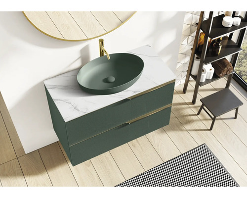 Kúpeľňa s umývadlovou skrinkou, umývadlom na dosku, batériou, zrkadlom a regálom